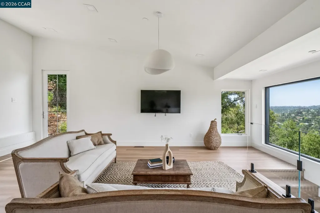 205 Crestview Drive Orinda CA 94563