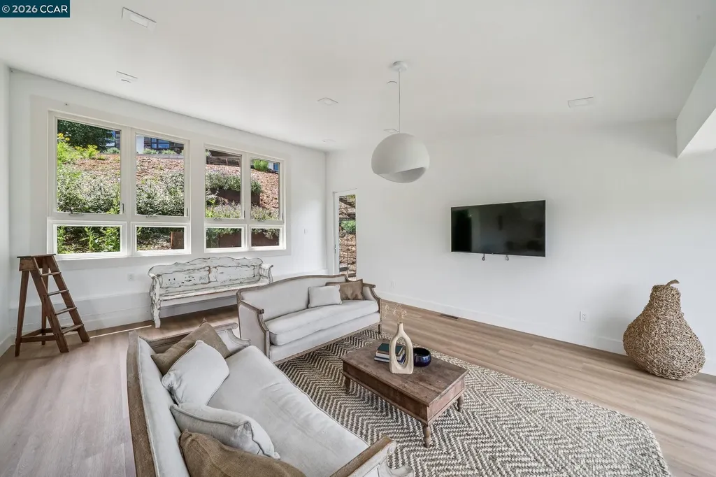 205 Crestview Drive Orinda CA 94563