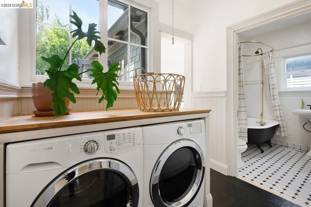 4369 Howe Street Oakland CA 94611