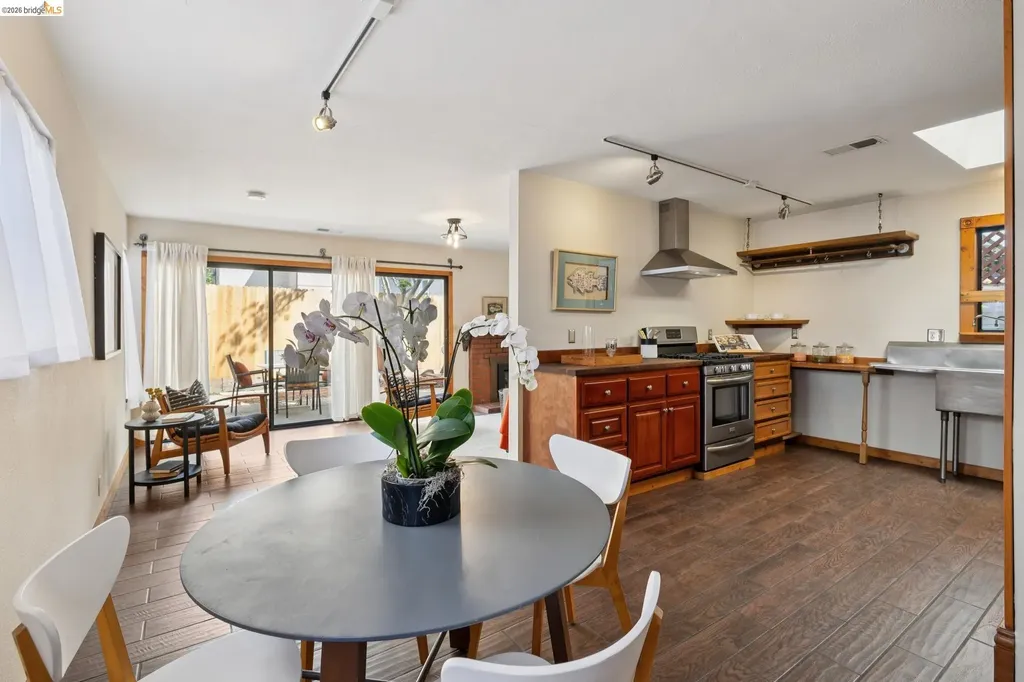 3710 West Street Oakland CA 94608