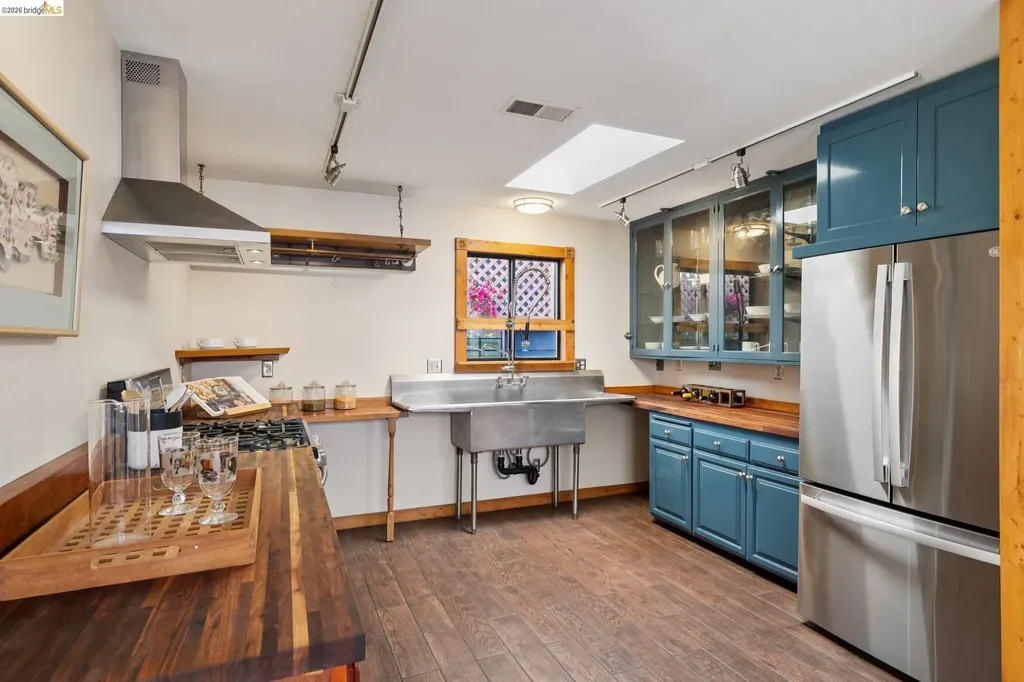 3710 West Street Oakland CA 94608