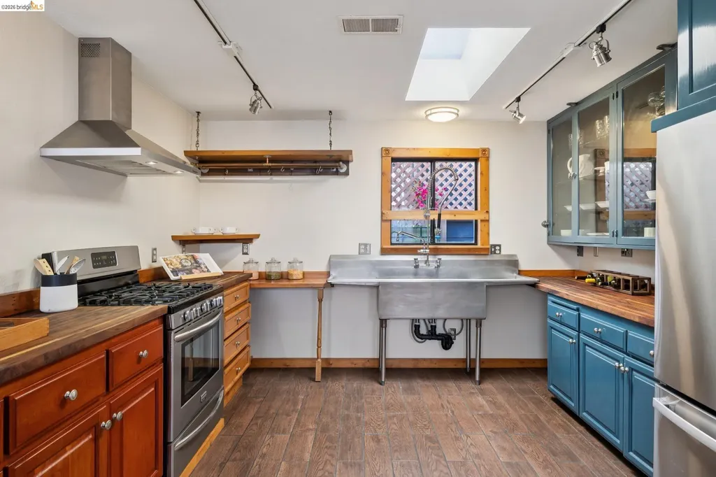 3710 West Street Oakland CA 94608