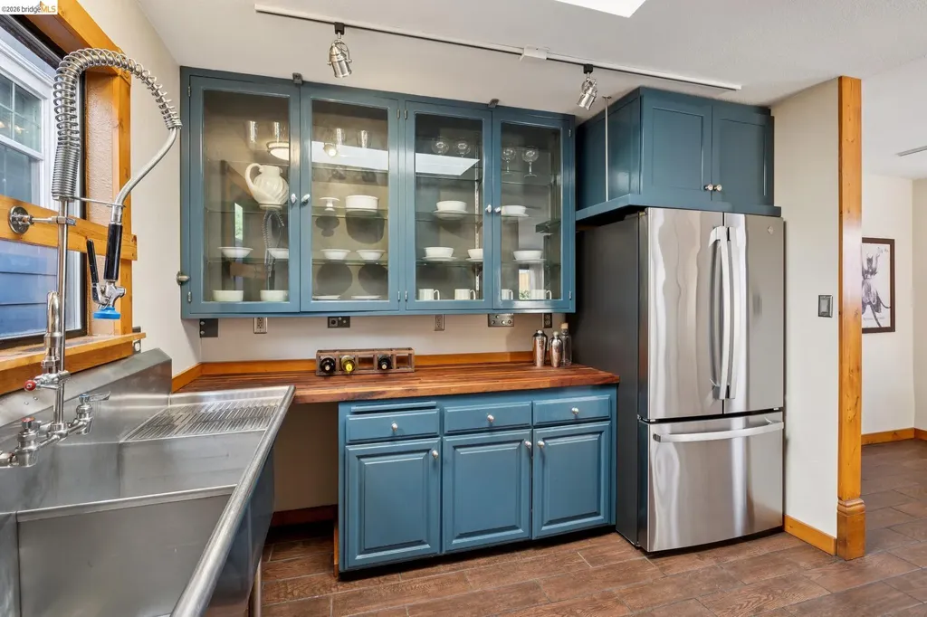 3710 West Street Oakland CA 94608