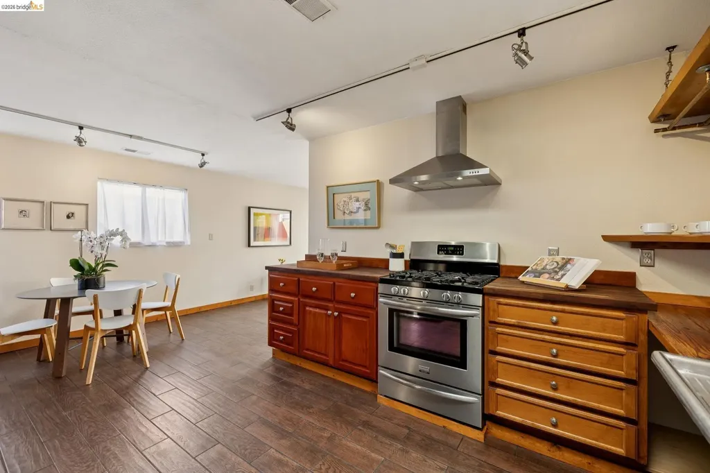 3710 West Street Oakland CA 94608