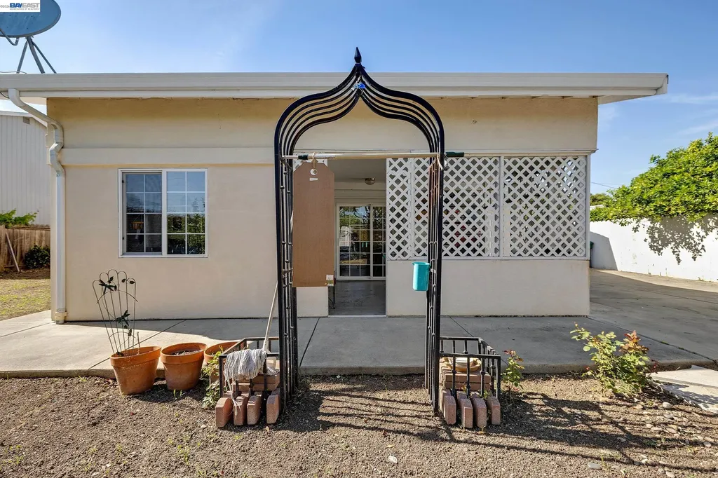 523 Evelyn Lane Hayward CA 94544