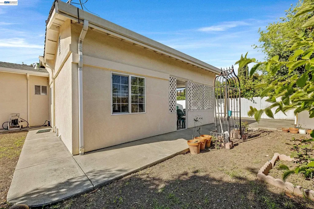 523 Evelyn Lane Hayward CA 94544