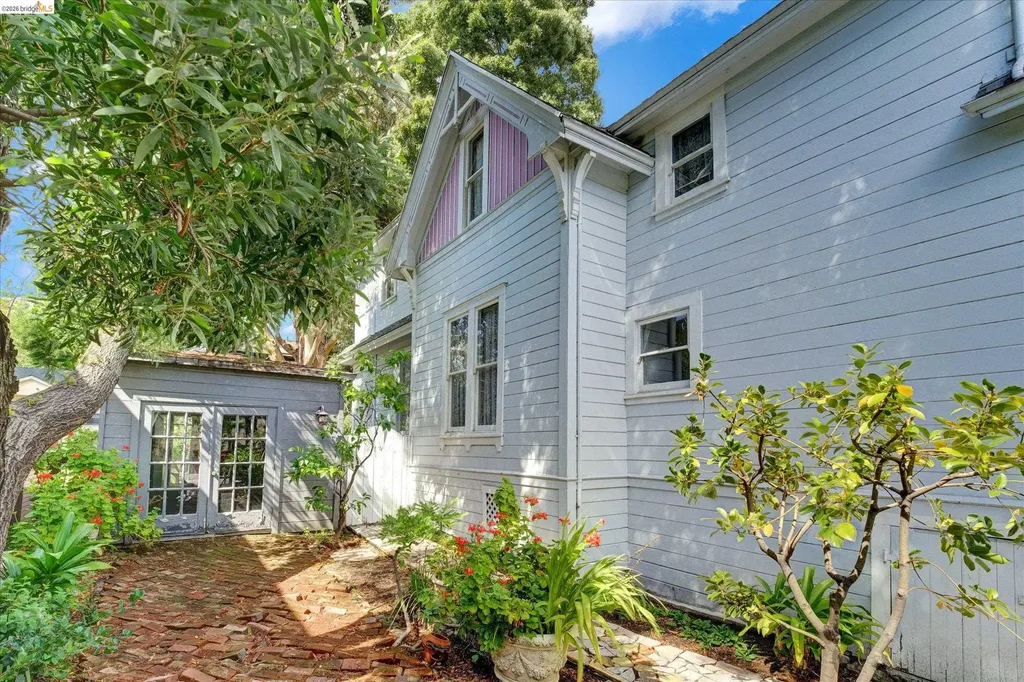 2009 Berkeley Way Berkeley CA 94704