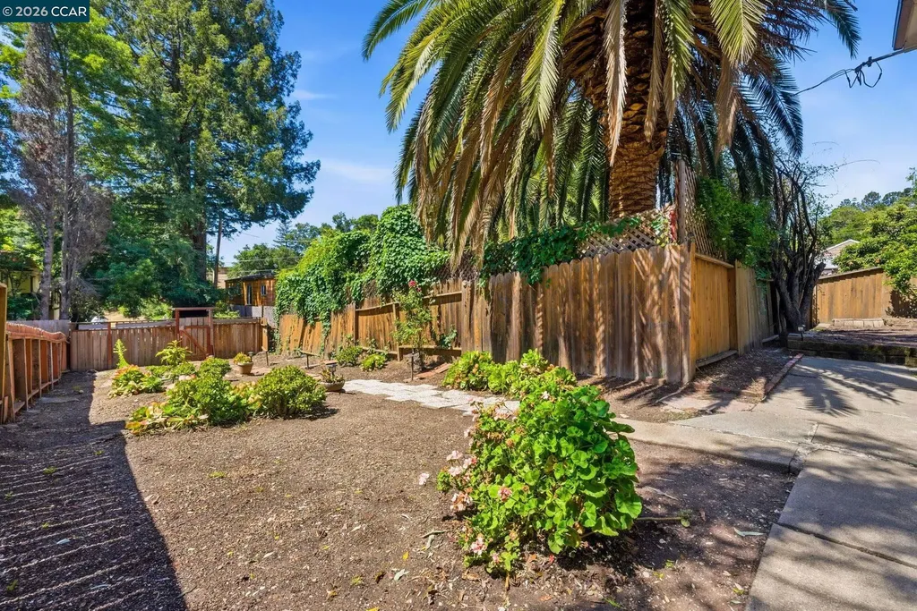 4632 Steele Street Oakland CA 94619
