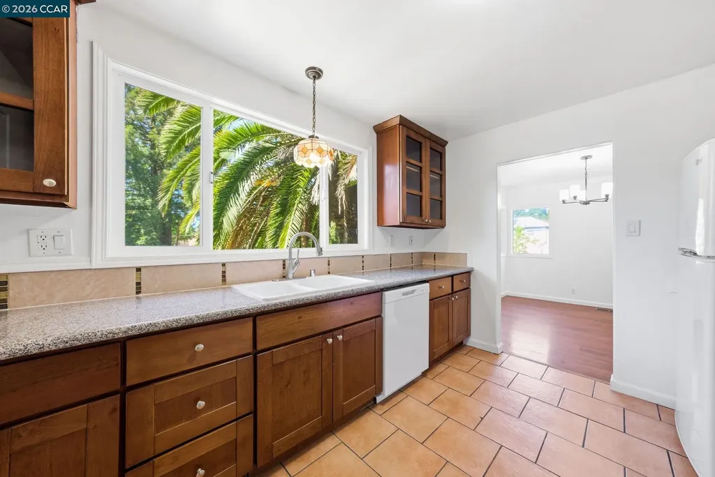 4632 Steele Street Oakland CA 94619