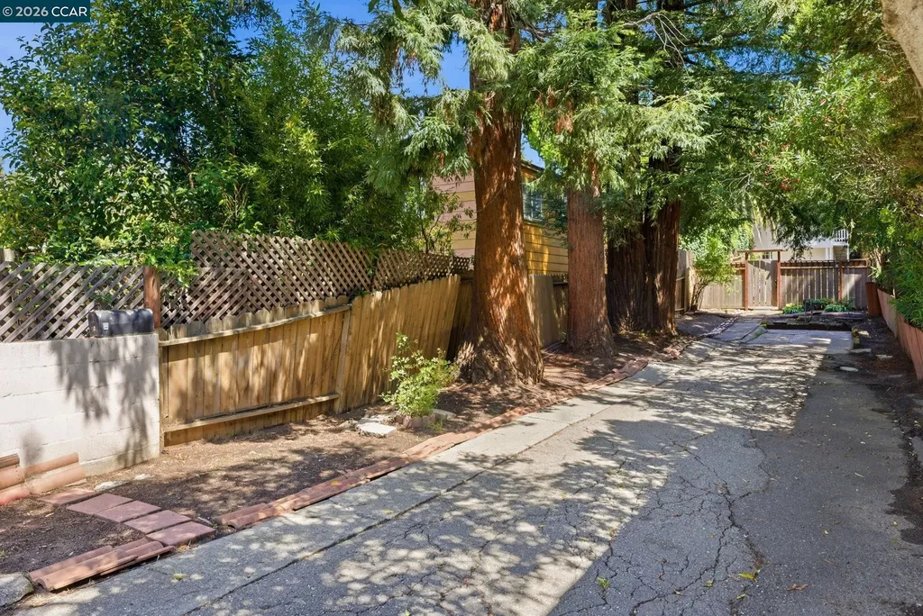 4632 Steele Street Oakland CA 94619