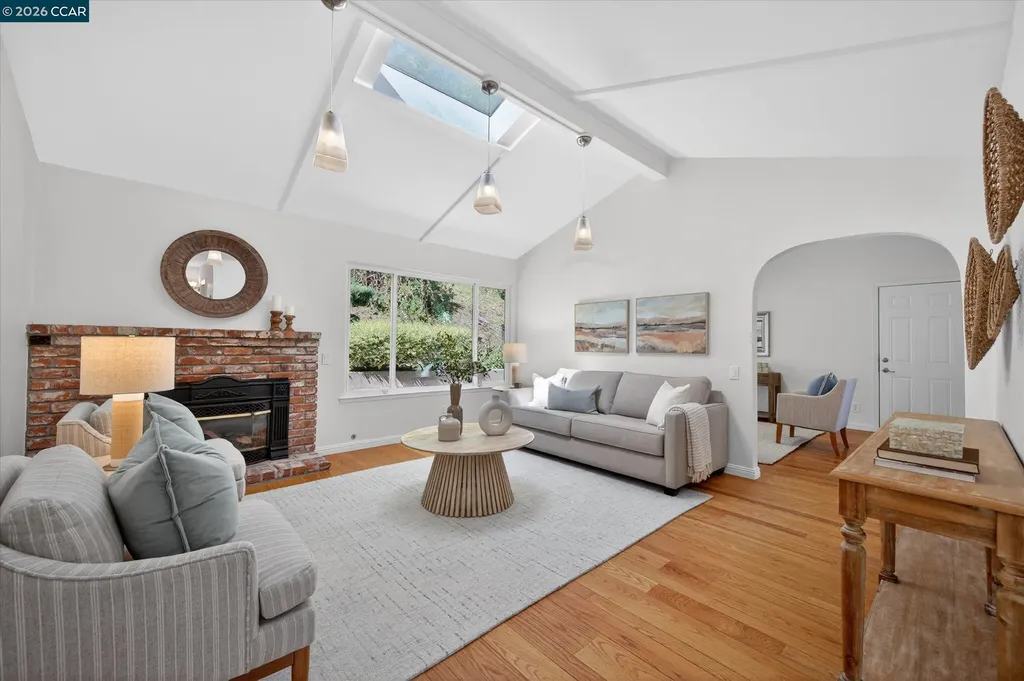 1882 Camino Pablo Moraga CA 94556