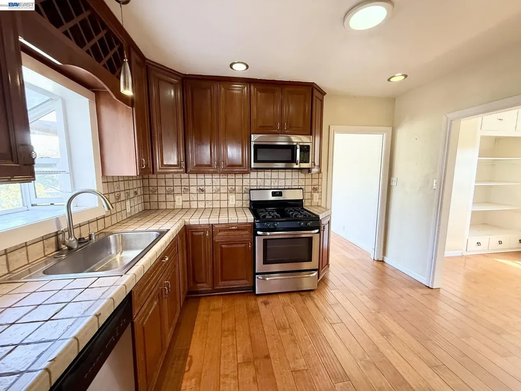 1033 Fountain Street Alameda CA 94501