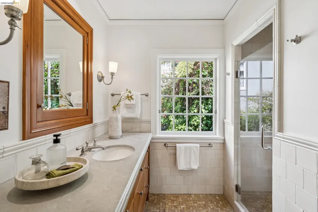 132 Caperton Piedmont CA 94611