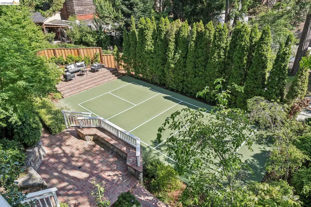 132 Caperton Piedmont CA 94611