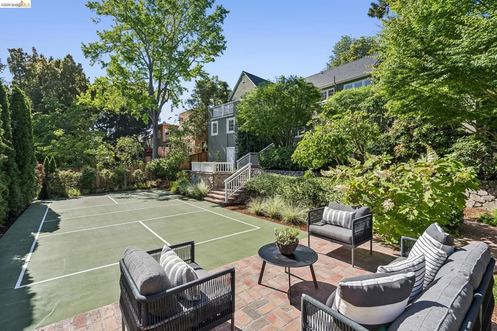 132 Caperton Piedmont CA 94611
