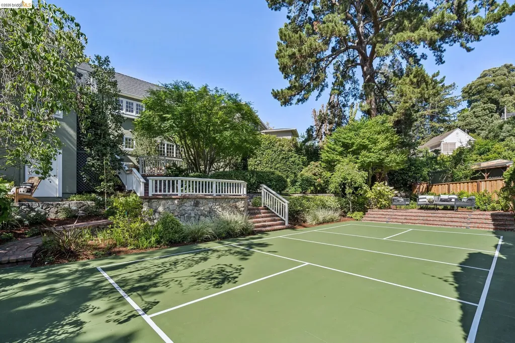 132 Caperton Piedmont CA 94611