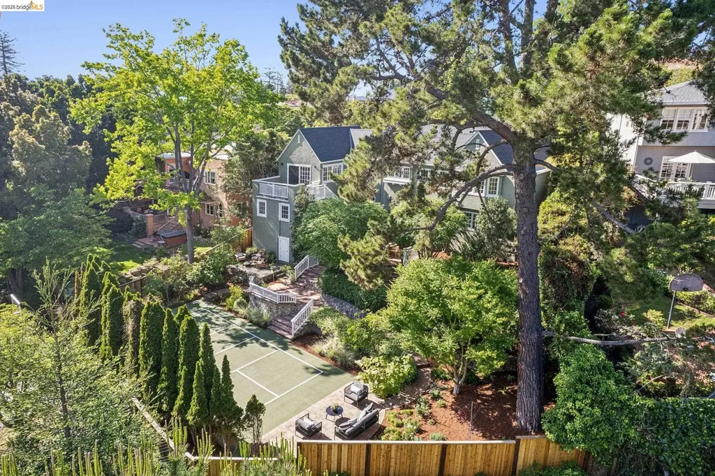 132 Caperton Piedmont CA 94611