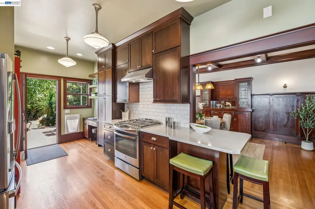 1222 Versailles Avenue Alameda CA 94501