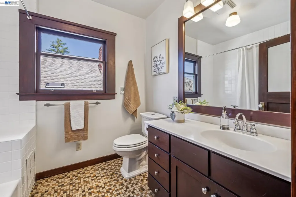 1222 Versailles Avenue Alameda CA 94501
