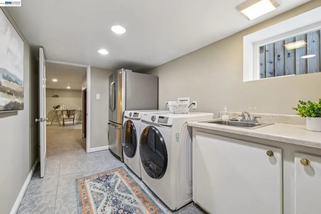 1222 Versailles Avenue Alameda CA 94501