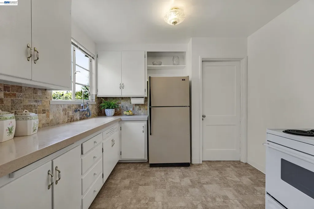21146 Elm Street Castro Valley CA 94546