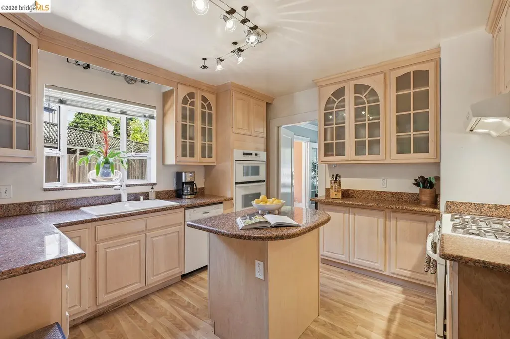 1134 Chatham Road Oakland CA 94610