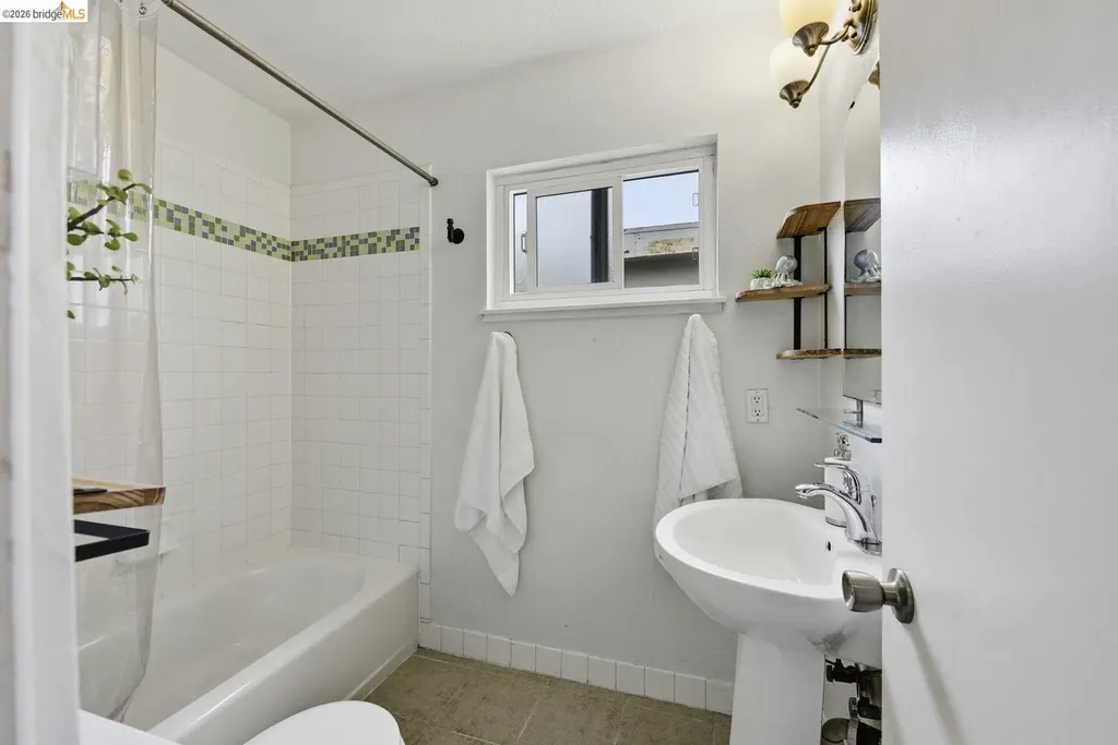 2450 Palmetto Street Oakland CA 94602