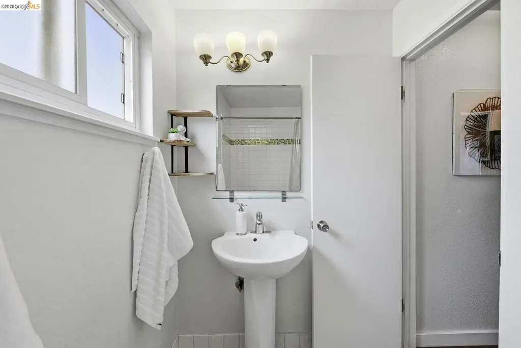 2450 Palmetto Street Oakland CA 94602