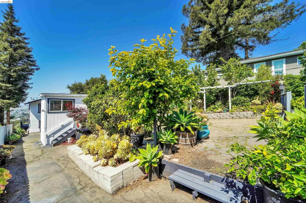 7907 Michigan Avenue Oakland CA 94605