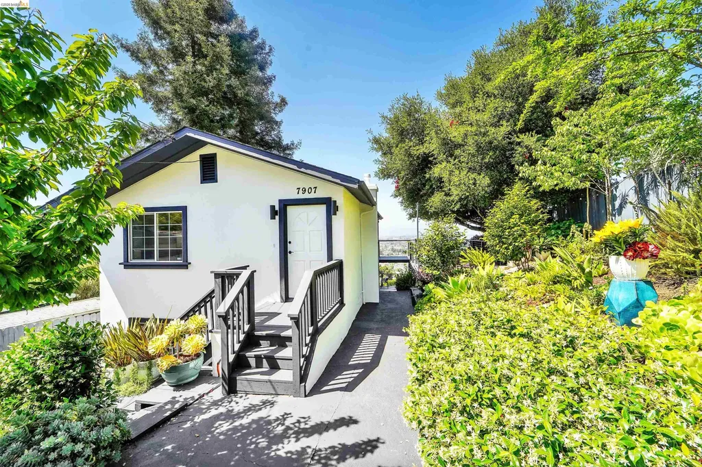 7907 Michigan Avenue Oakland CA 94605