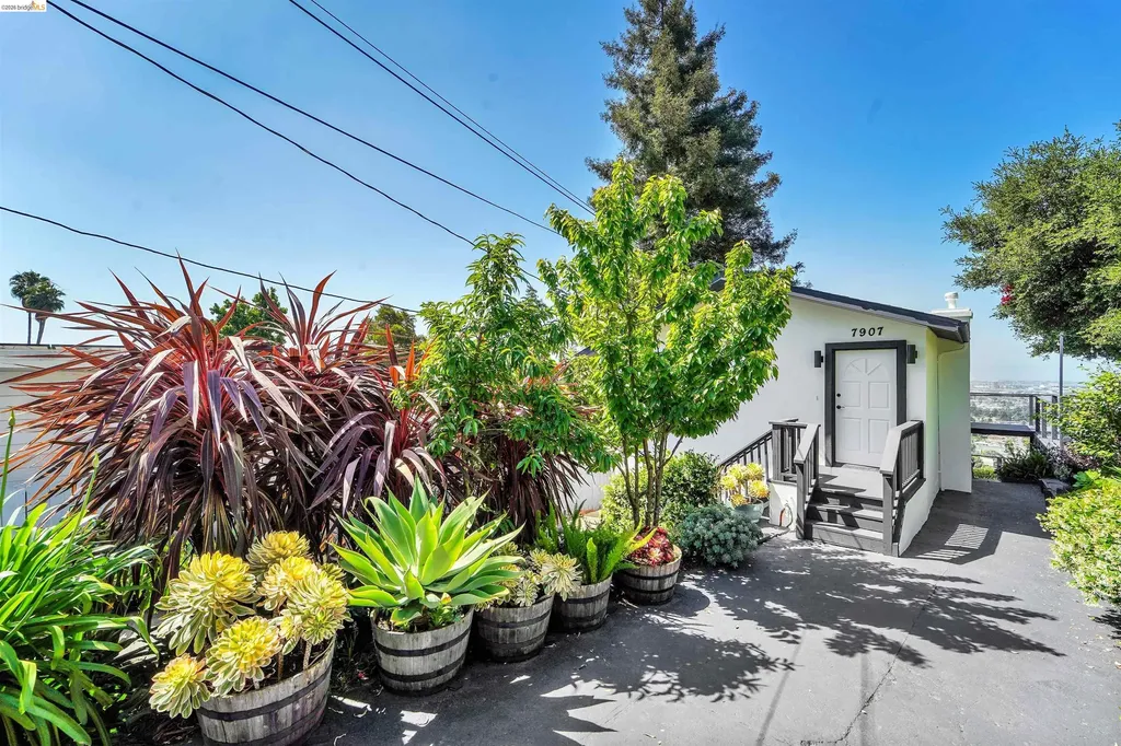 7907 Michigan Avenue Oakland CA 94605