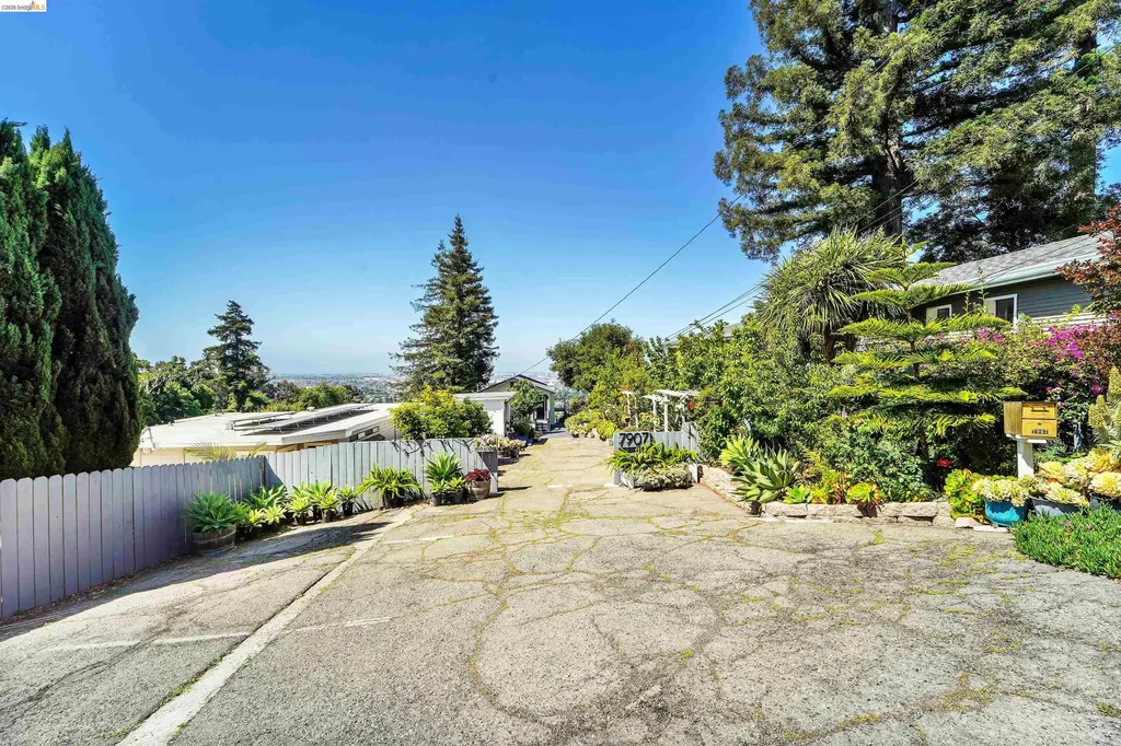 7907 Michigan Avenue Oakland CA 94605