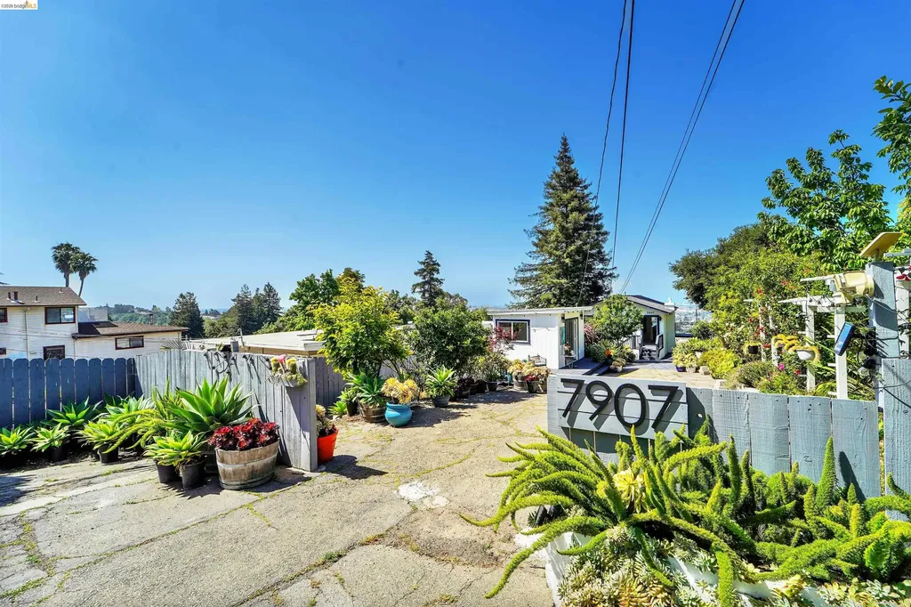 7907 Michigan Avenue Oakland CA 94605