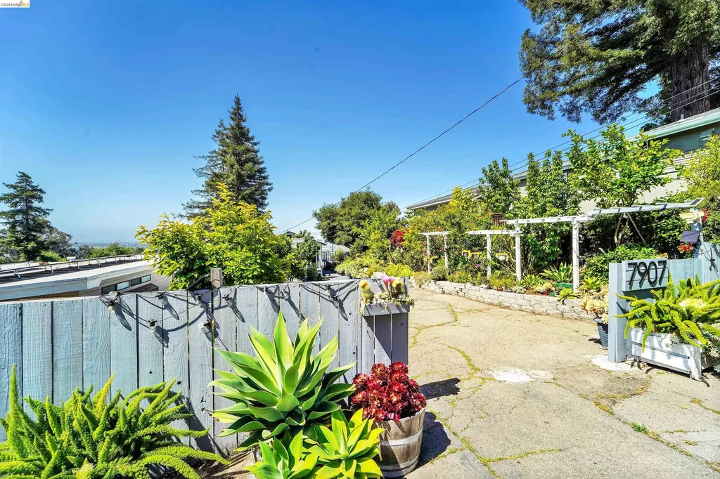 7907 Michigan Avenue Oakland CA 94605