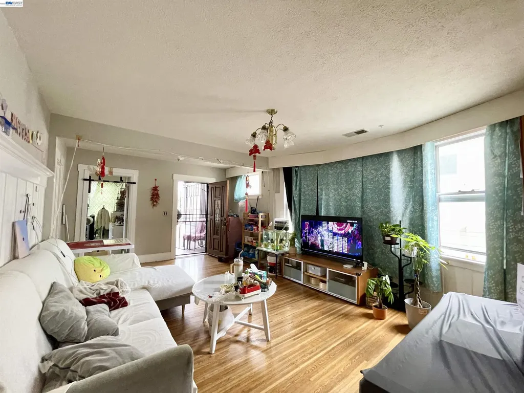 2517 Webb Avenue Alameda CA 94501