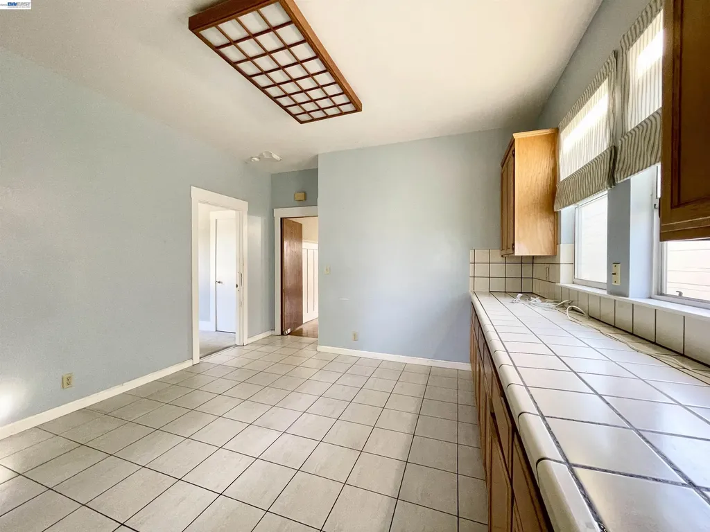 2517 Webb Avenue Alameda CA 94501
