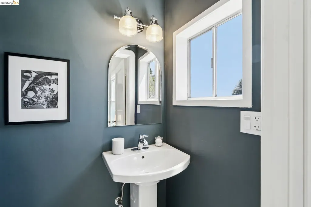 6720 Manor Crest Oakland CA 94618