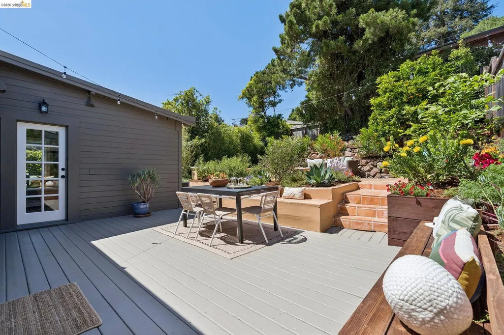 6720 Manor Crest Oakland CA 94618