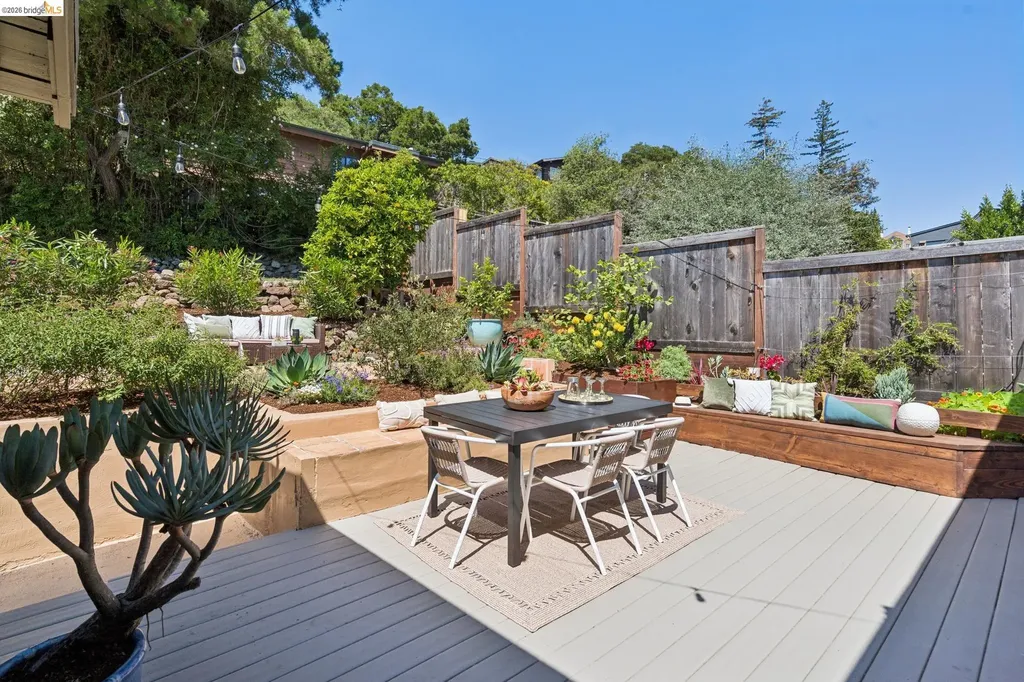 6720 Manor Crest Oakland CA 94618