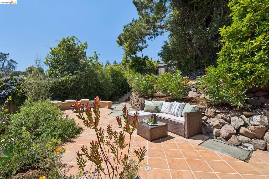 6720 Manor Crest Oakland CA 94618
