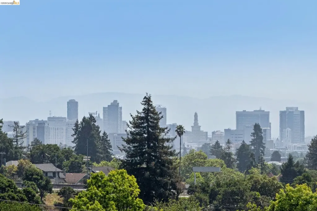 6720 Manor Crest Oakland CA 94618