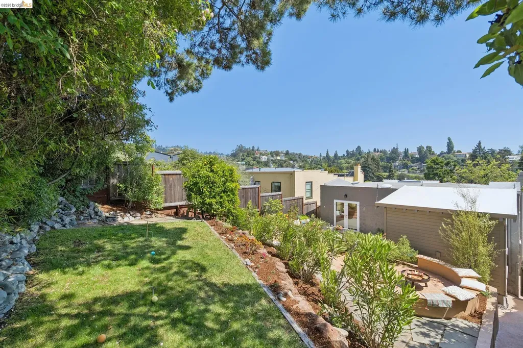 6720 Manor Crest Oakland CA 94618