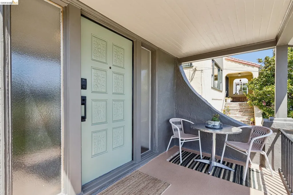 6720 Manor Crest Oakland CA 94618