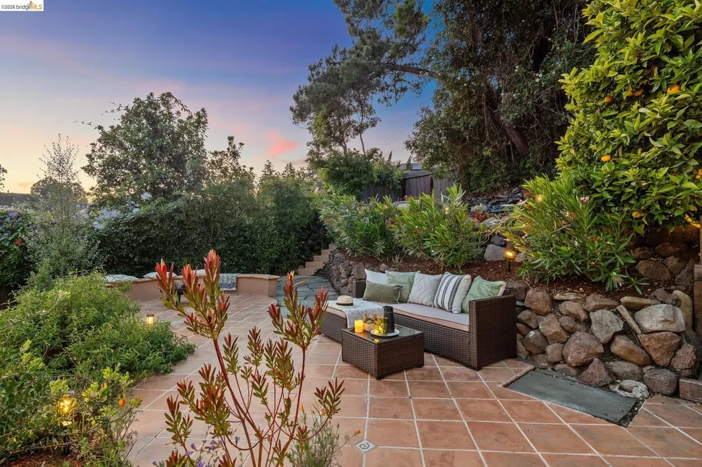 6720 Manor Crest Oakland CA 94618