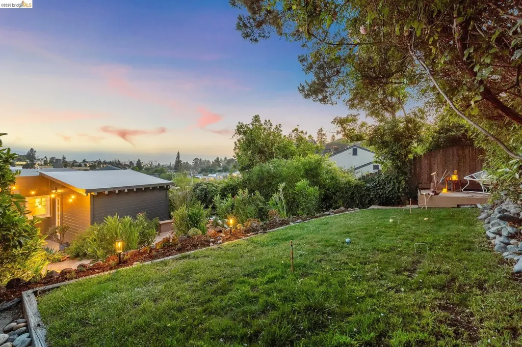 6720 Manor Crest Oakland CA 94618