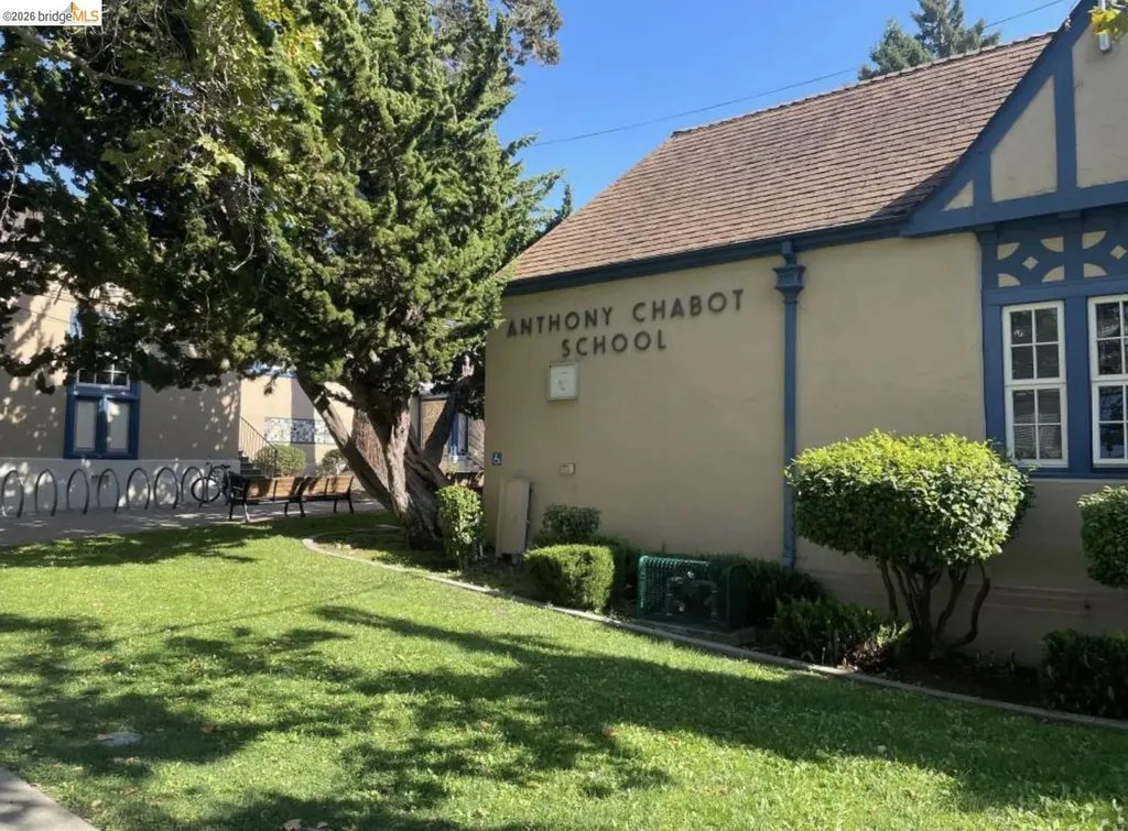 6720 Manor Crest Oakland CA 94618