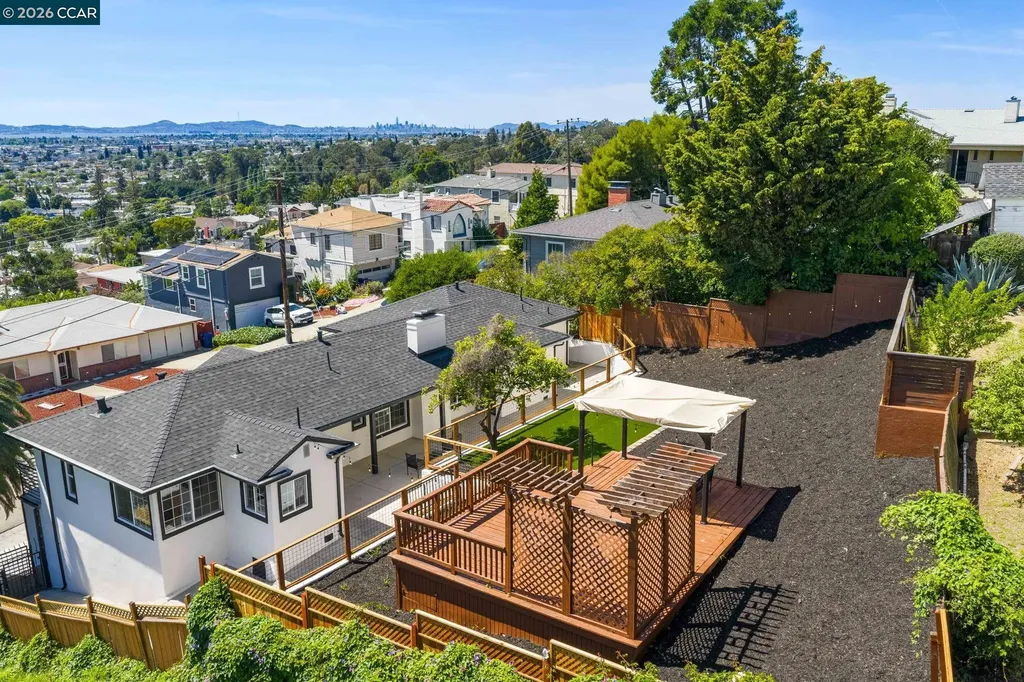 6300 Buena Ventura Avenue Oakland CA 94605