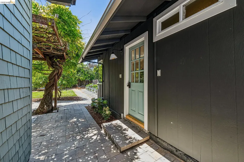 6521 Dover Street Berkeley CA 94703