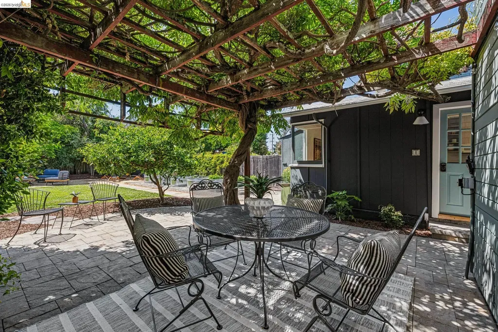 6521 Dover Street Berkeley CA 94703