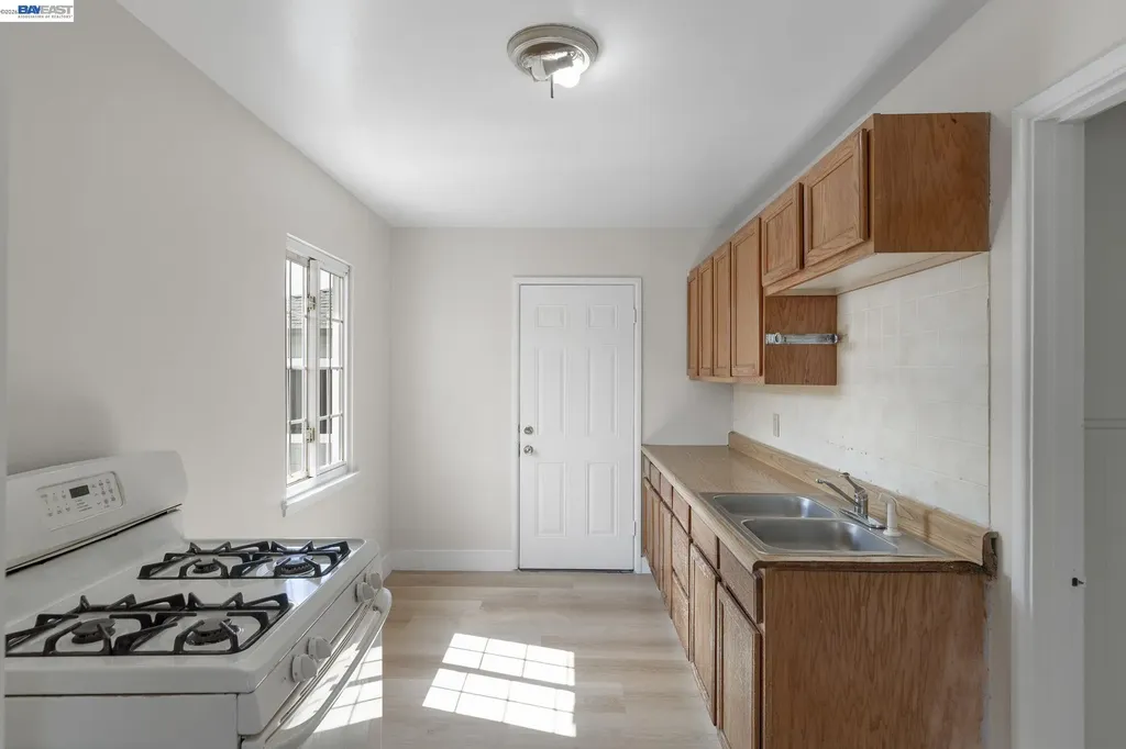 246 Tunis Road Oakland CA 94603